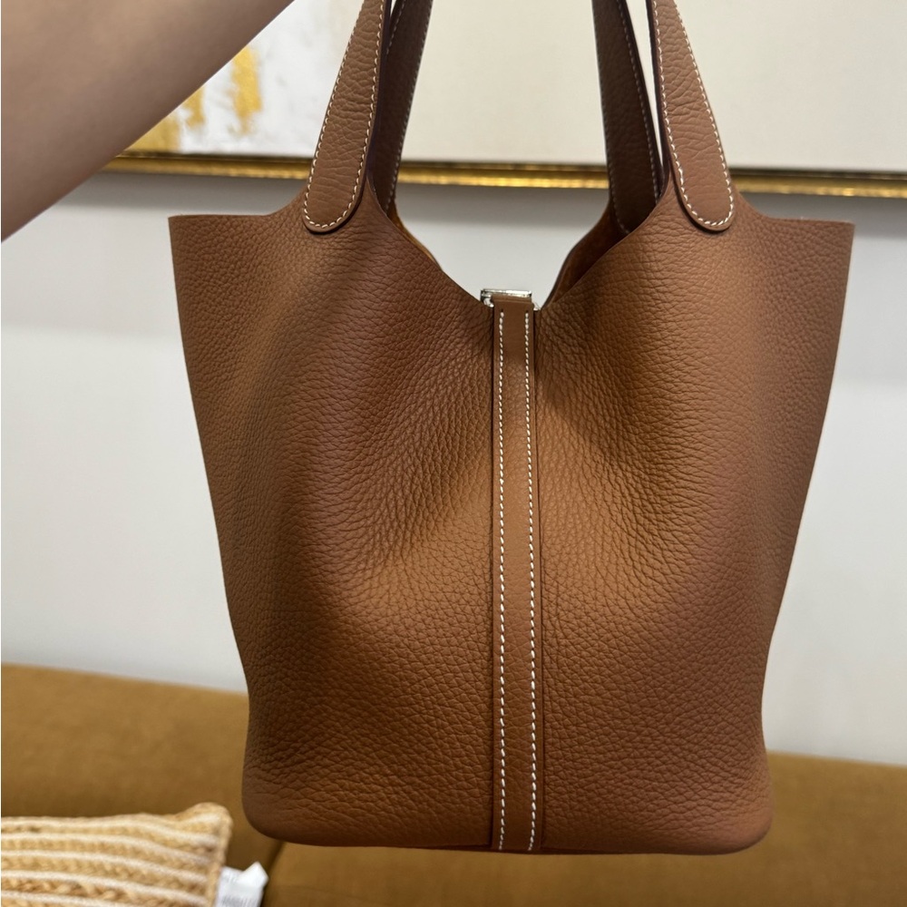 Picotin 22 brand new (gold/phw)
Full set with receipt Hermes’ (SOLD) - Picture 9 of 11